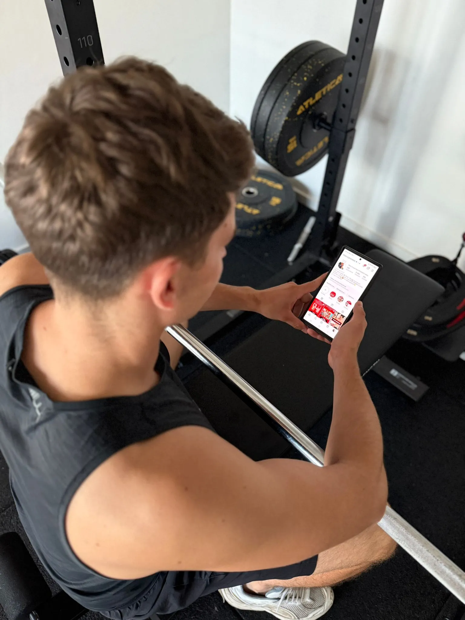 Max en train de répondre à un message sur son téléphone mobile