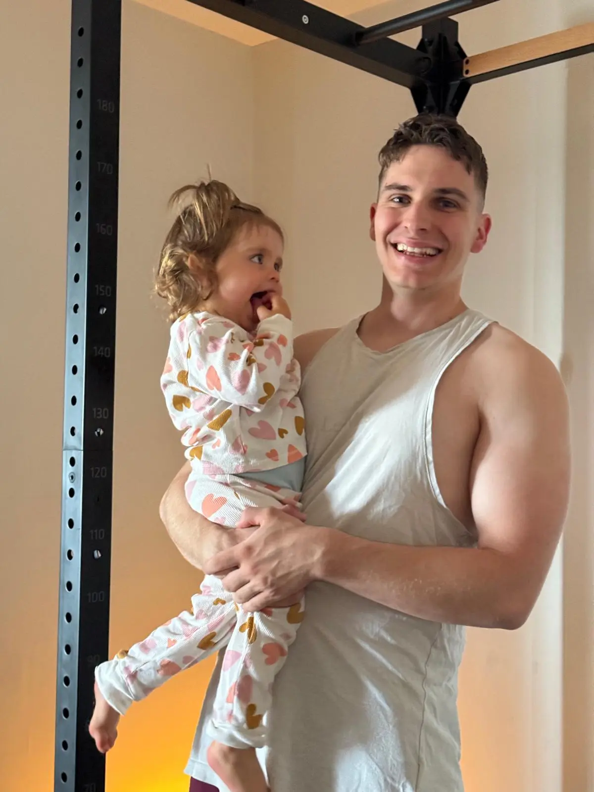 Max portant sa fille sur son bras